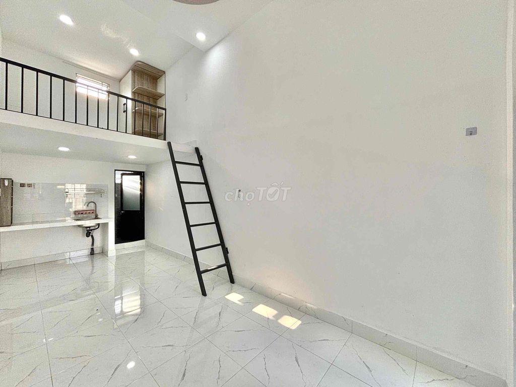CHO THUÊ PHÒNG CÓ GÁC CAO 2,5M THANG MÁY, BAN CÔNG 2 CỬA SỔ PHÍ DV RẺ