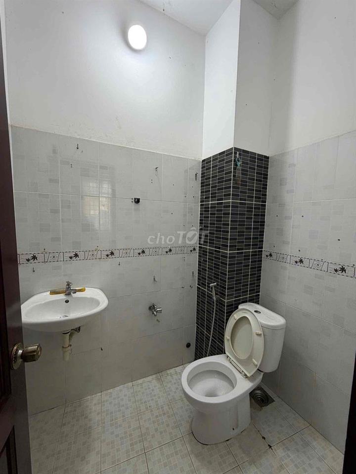 HH 2%  NHÀ 3 TẦNG CÓ SÂN THƯỢNG GIÁP QUẬN 4 ĐOÁN ĐẦU CẦU THỦ THÊM