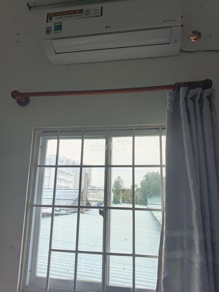 Cho nữ thuê phòng cửa sổ trời 1m.