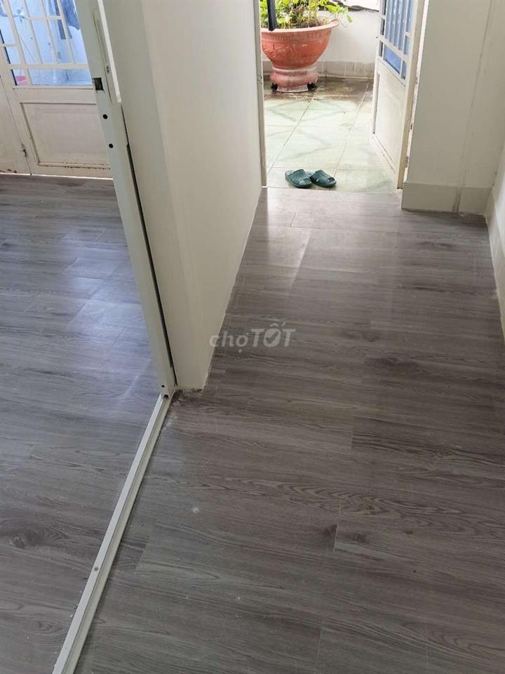 Cho nữ thuê phòng cửa sổ trời 1m.