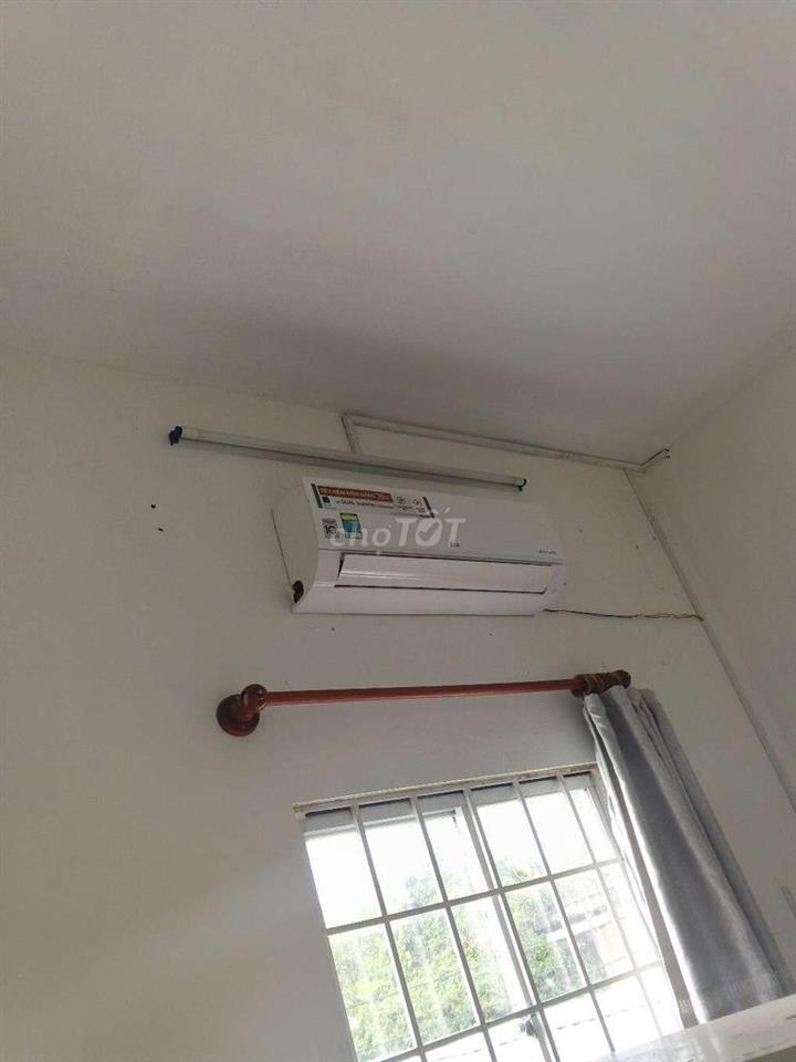 Cho nữ thuê phòng cửa sổ trời 1m.