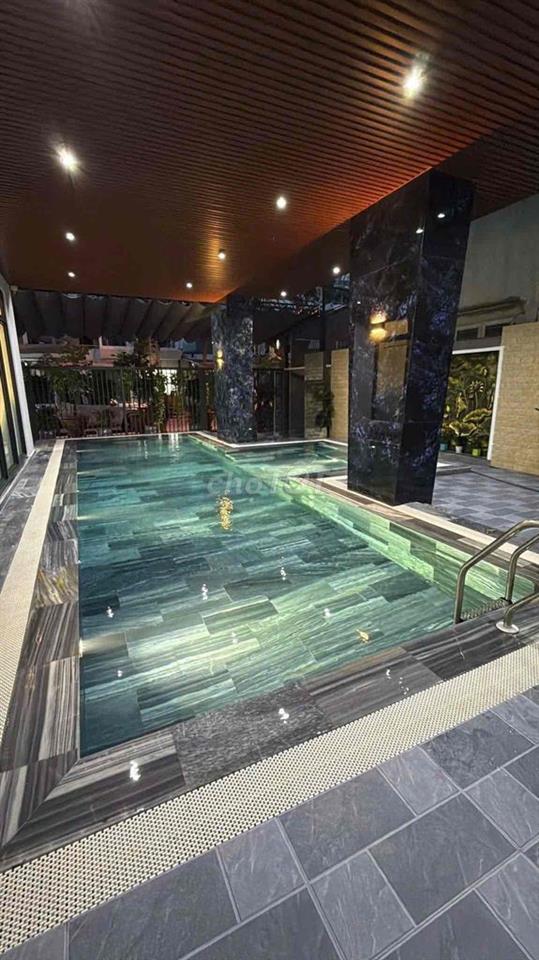 Căn hộ mới xây, rộng rãi, đầy đủ tiện nghi và có hồ bơi.
