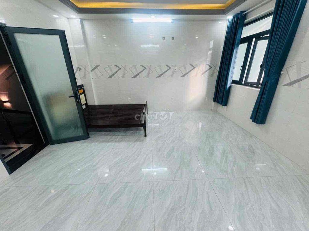 Cho thuê phòng ban công mặt tiền đường Phạm hùng nối dài diện tích 40