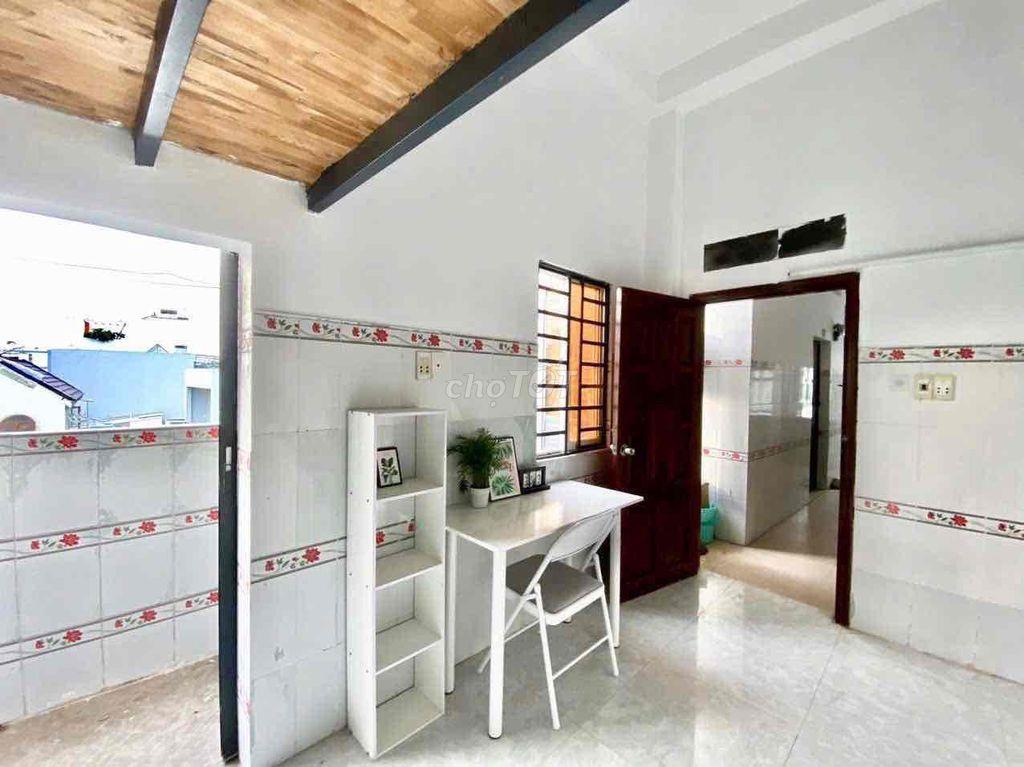 TRỌ BAN CÔNG RIÊNG CỬA SỔ TRỜI SIÊU RỘNG, THOÁNG GẦN ĐẠI HỌC VĂN HIẾN