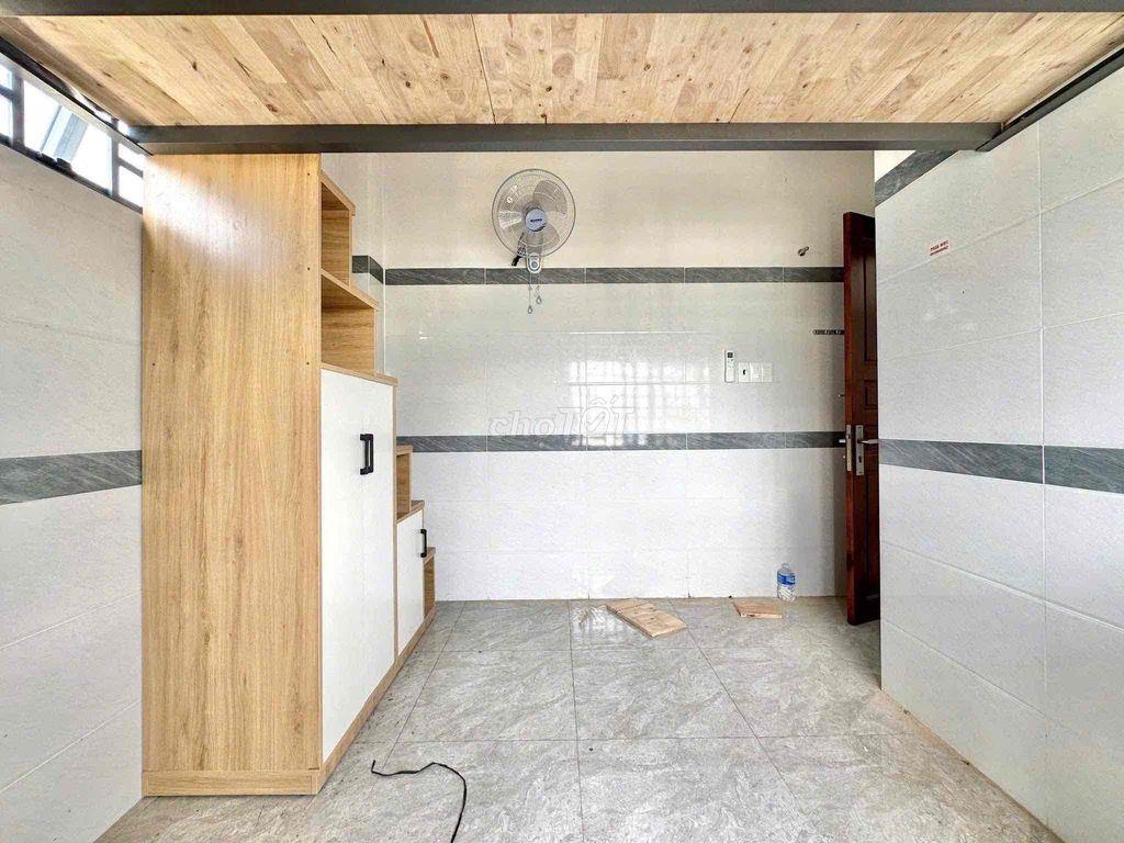 PHÒNG MỚI XÂY CỬA SỔ THOÁNG MÁT - GẦN VÒNG XOAY PHÚ LÂM ĐẠI HỌC MỞ