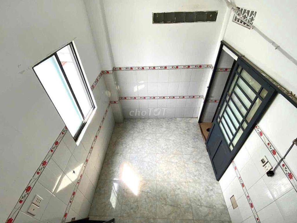 TRỌ GẦN ĐH MỞ SẴN MÁY LẠNH CỬA SỔ LỚN THOÁNG - GẦN VÒNG XOAY PHÚ LÂM