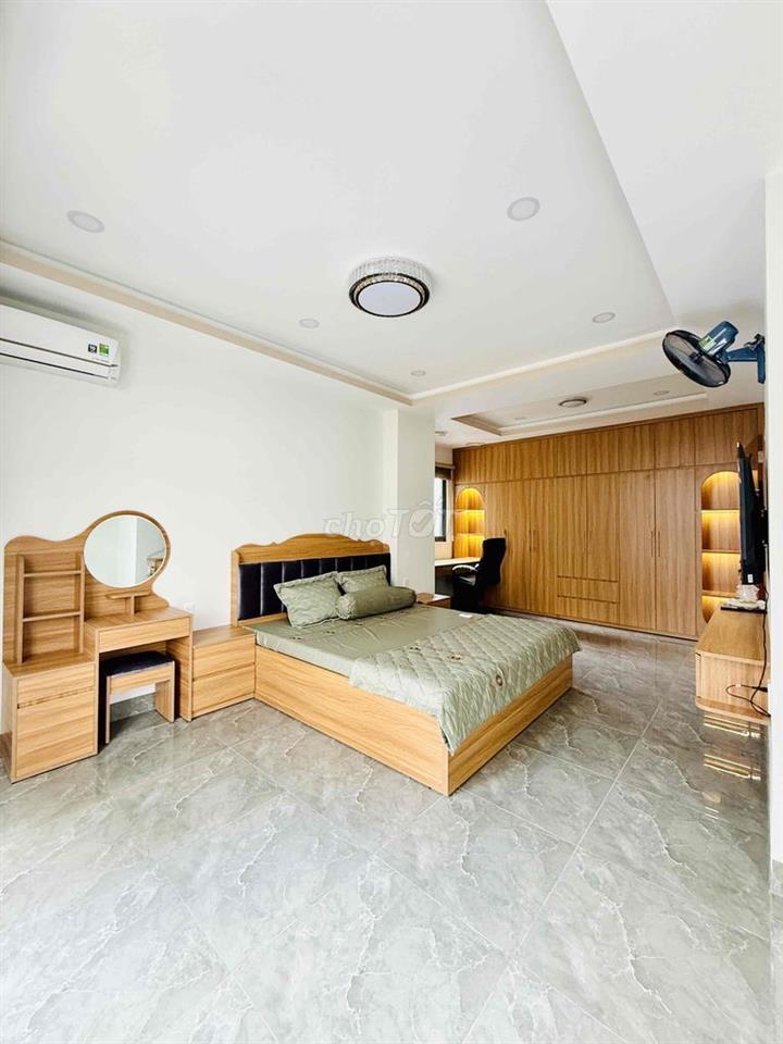 Chính chủ bán nhà xây mới, mặt tiền Phùng Văn Cung, thang máy 450kg