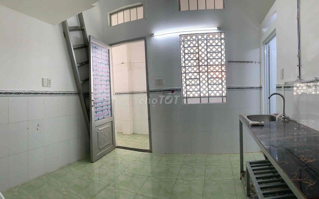 TRỌ GÁC CAO ĐI BỘ ĐẾN ĐH UFM CÓ THANH MÁY