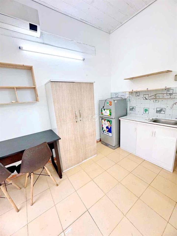 STUDIO BAN CÔNG - FULL NỘI THẤT - CÁCH ĐH TDT 1Km
