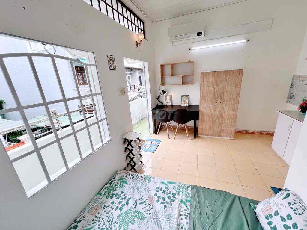STUDIO BAN CÔNG - FULL NỘI THẤT - CÁCH ĐH TDT 1Km