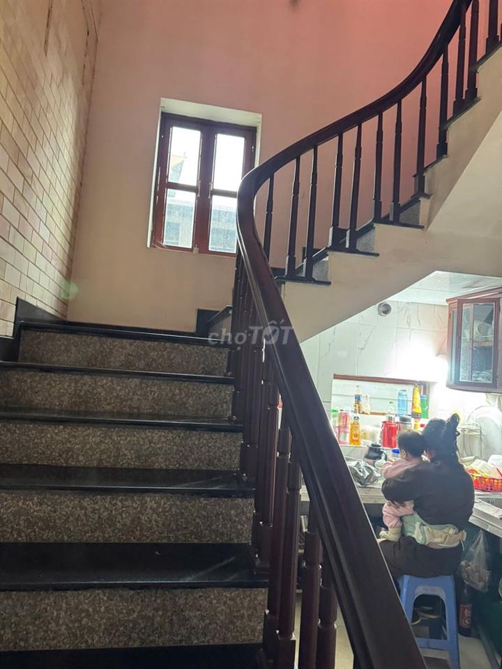 Cho thuê nhà 3 tầng diện tích 186m2