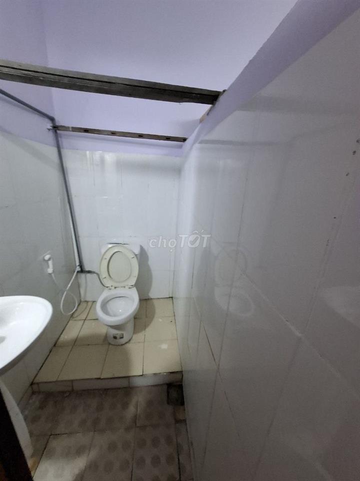 Phòng trọ cấp 4 giá rẻ, có điều hòa, nóng lạnh, vskk