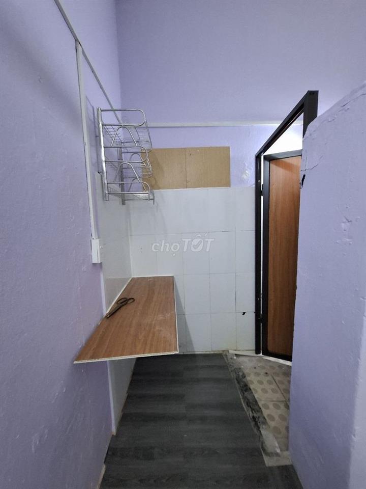Phòng trọ cấp 4 giá rẻ, có điều hòa, nóng lạnh, vskk