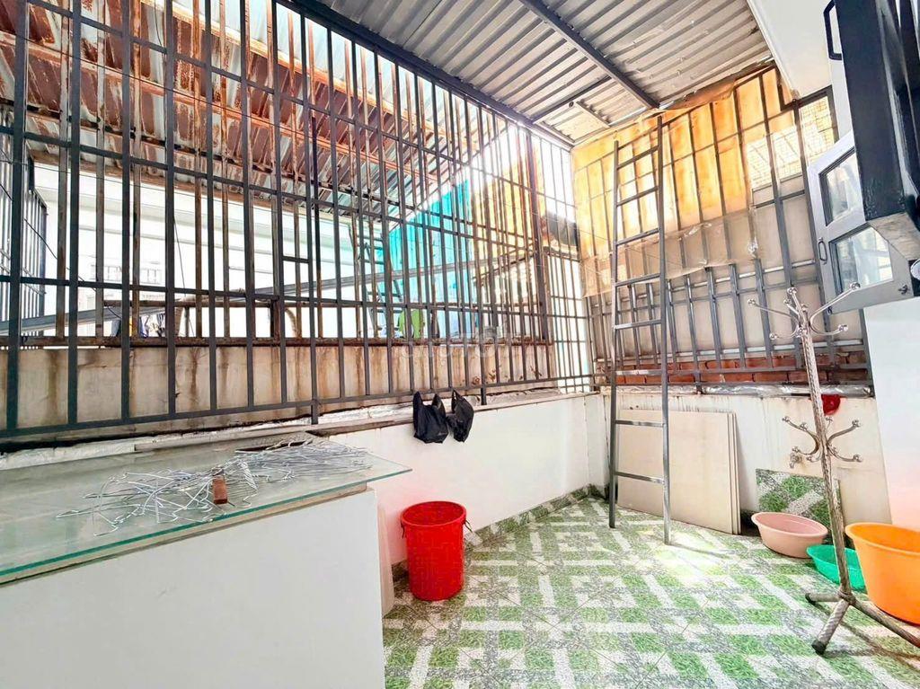 BÁN NHÀ 4 TẦNG - HẺM Ô TÔ - GẦN CHỢ HIỆP THÀNH Q12. GIÁ : 5,63 TỶ 