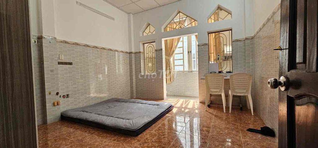 PHÒNG BAN CÔNG RỘNG RÃI – NGAY CHỢ HOÀNG HOA THÁM (TÂN BÌNH)