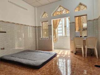 PHÒNG BAN CÔNG RỘNG RÃI – NGAY CHỢ HOÀNG HOA THÁM (TÂN BÌNH)
