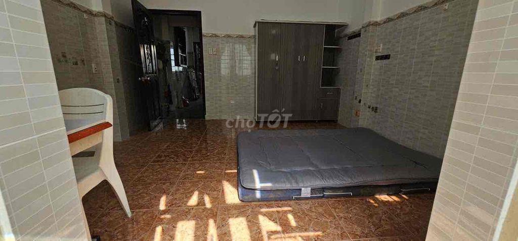 PHÒNG BAN CÔNG RỘNG RÃI – NGAY CHỢ HOÀNG HOA THÁM (TÂN BÌNH)