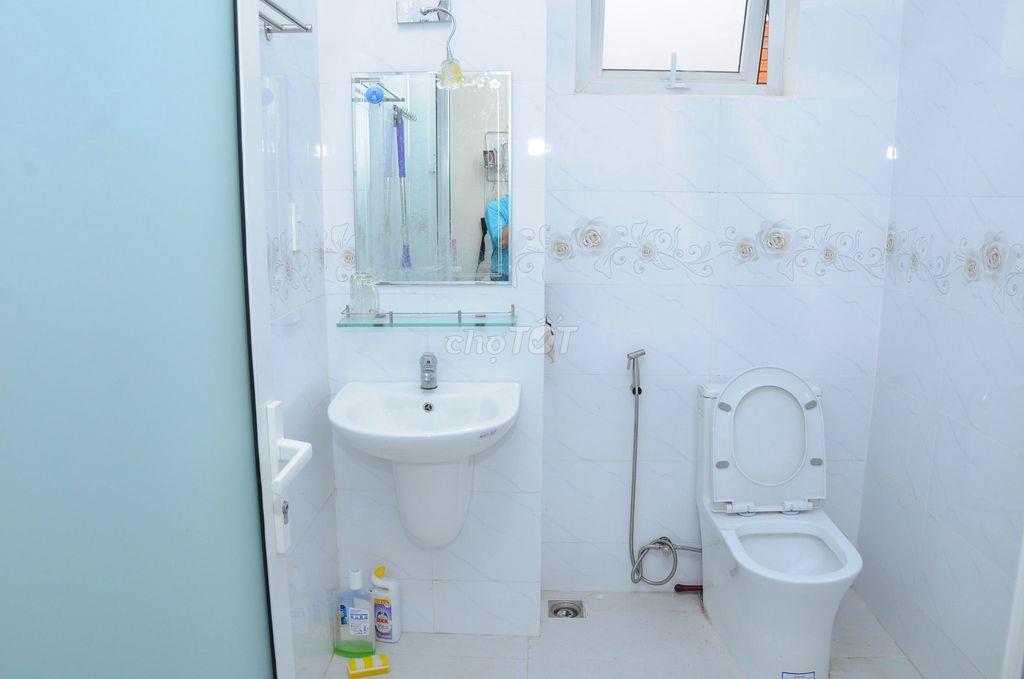Phòng VIP (ở ghép 3 người) cách ĐH Tài chính - Marketing 800m, FPT 3km