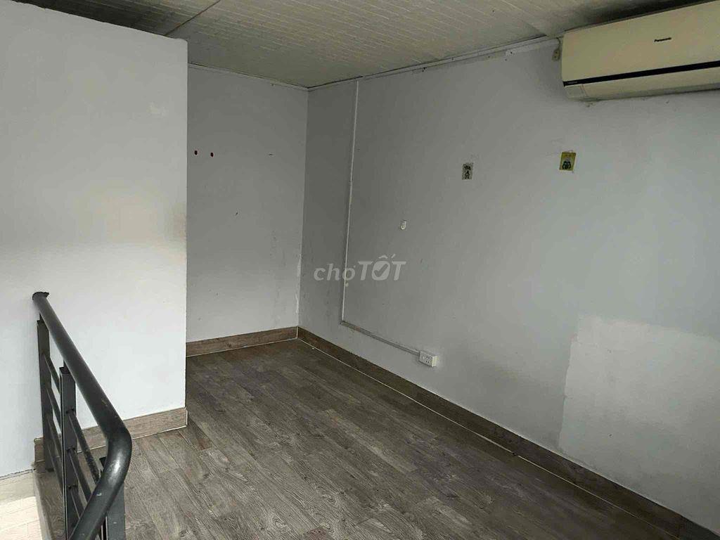 Mặt tiền tầng trệt, có 1 lầu suốt, tiện kinh doanh.