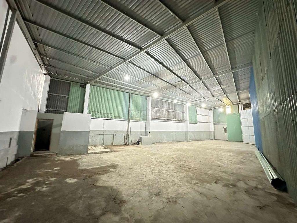 Kho 320m2 Gần chợ đầu mối QL1A