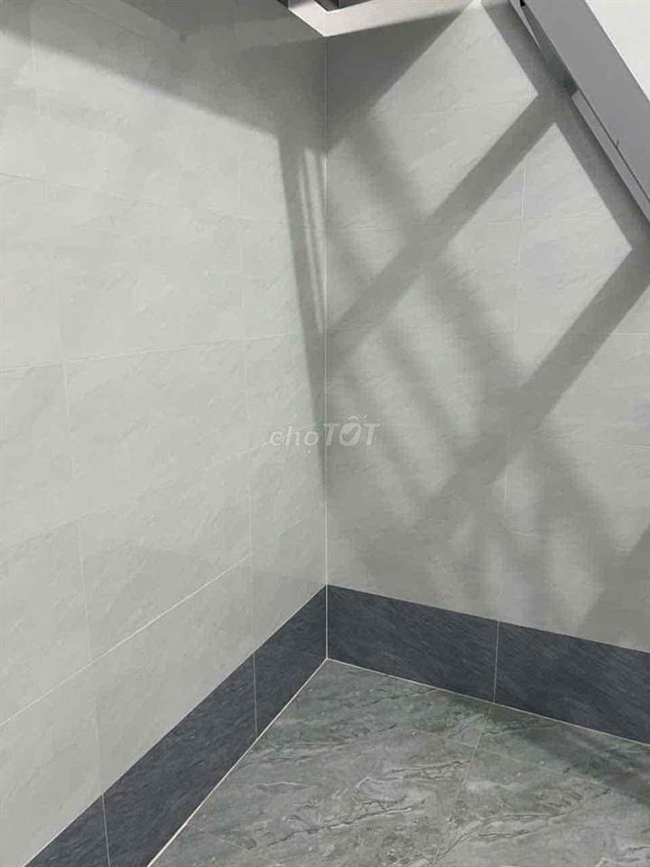 phòng mới xây , dán full gạch