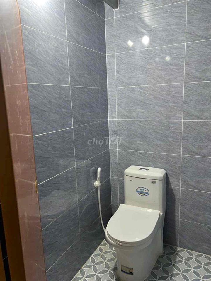 phòng mới xây , dán full gạch