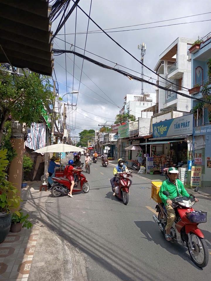 PHÒNG MỚI BAN CÔNG SIÊU RỘNG MÁT, NGAY SÁT CHỢ BÌNH LONG GIÁP TÂN PHÚ