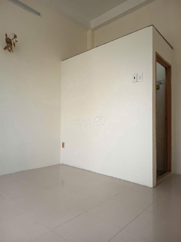 PHÒNG MỚI BAN CÔNG SIÊU RỘNG MÁT, NGAY SÁT CHỢ BÌNH LONG GIÁP TÂN PHÚ