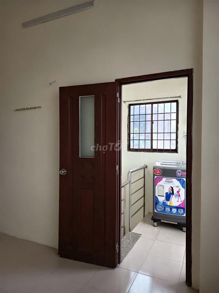 PHÒNG MỚI BAN CÔNG SIÊU RỘNG MÁT, NGAY SÁT CHỢ BÌNH LONG GIÁP TÂN PHÚ