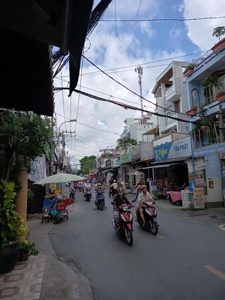 PHÒNG MỚI BAN CÔNG SIÊU RỘNG MÁT, NGAY SÁT CHỢ BÌNH LONG GIÁP TÂN PHÚ