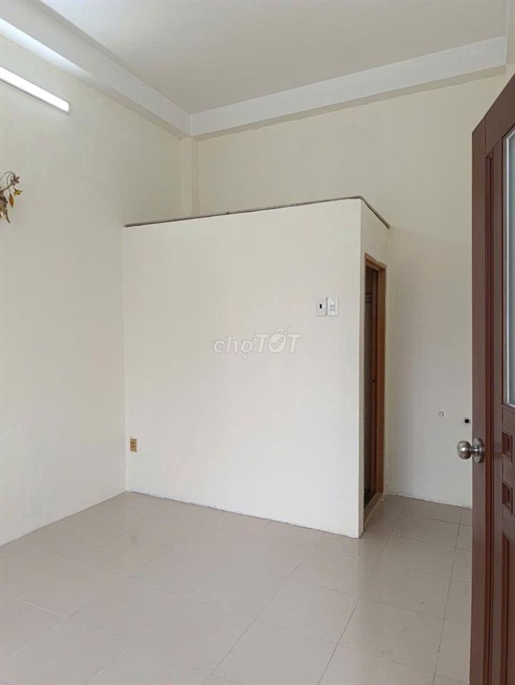 PHÒNG MỚI BAN CÔNG THOÁNG MÁT MẶT TIỀN CHỢ BÌNH LONG GIÁP TÂN PHÚ