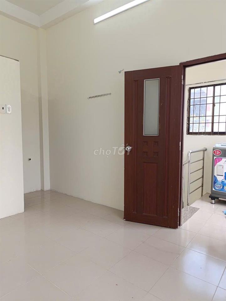 PHÒNG MỚI BAN CÔNG THOÁNG MÁT MẶT TIỀN CHỢ BÌNH LONG GIÁP TÂN PHÚ