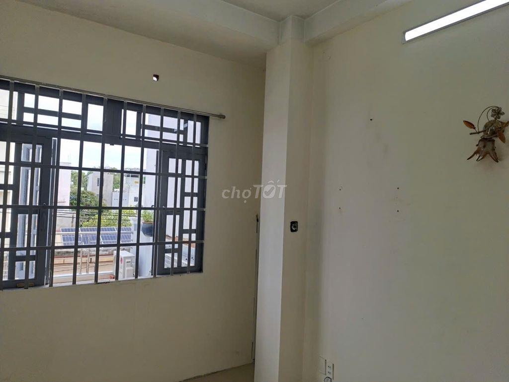 PHÒNG MỚI BAN CÔNG THOÁNG MÁT MẶT TIỀN CHỢ BÌNH LONG GIÁP TÂN PHÚ