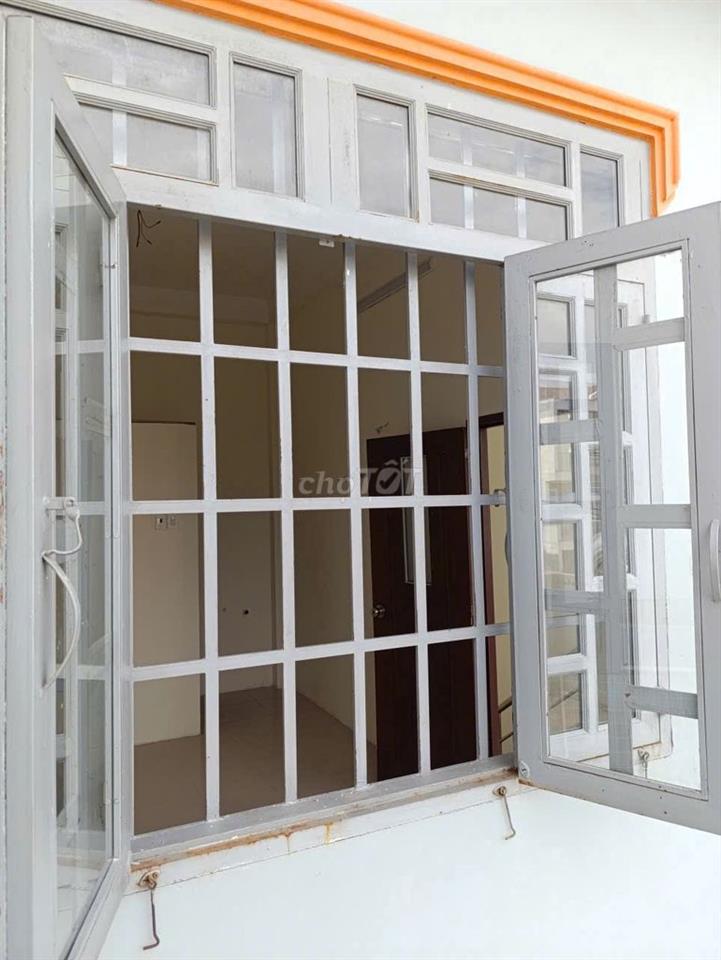 PHÒNG MỚI BAN CÔNG THOÁNG MÁT MẶT TIỀN CHỢ BÌNH LONG GIÁP TÂN PHÚ