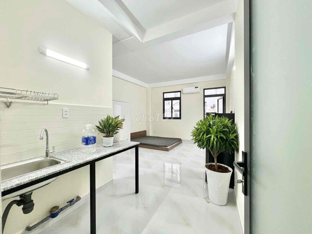 PHÒNG BAN CÔNG, CỬA SỔ TRỜI SIÊU THOÁNG MÁT NGAY CHỢ PHẠM VĂN BẠCH