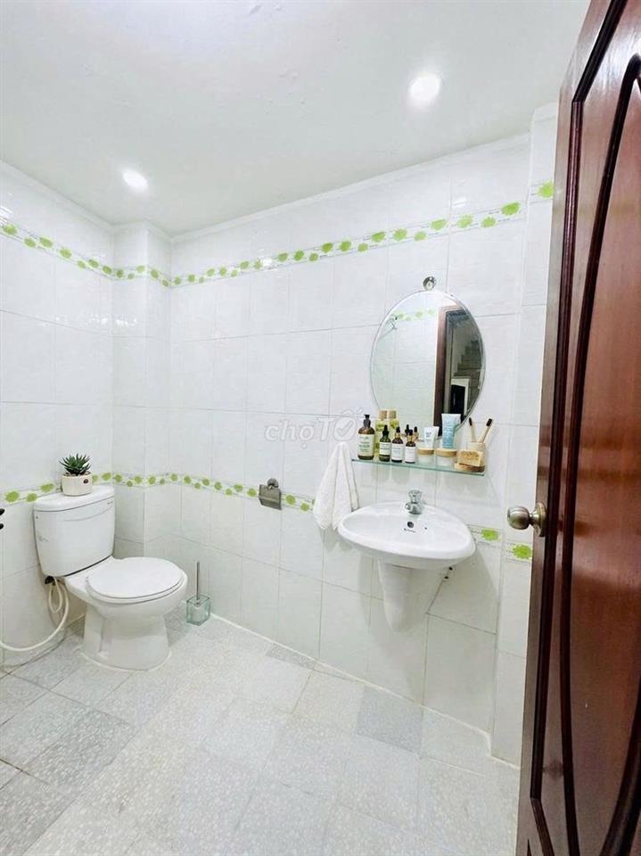 Trống 2 phòng 489 Huỳnh Văn Bánh, Phú Nhuận