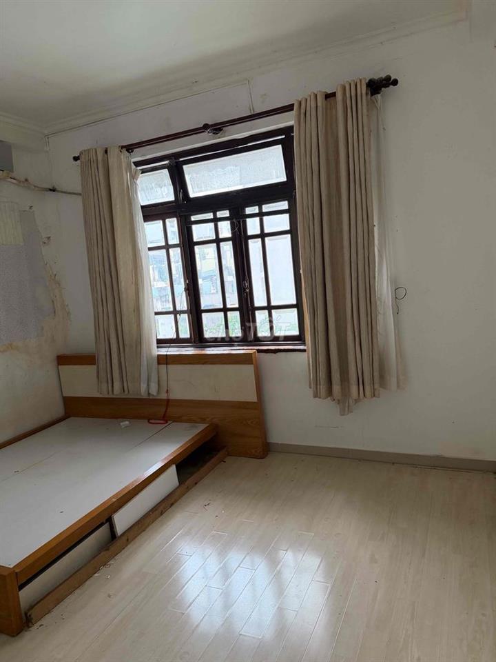 CÒN 1 PHÒNG TRỐNG 1pn, 1 bếp..2 cửa sổ to và 1 máy lạnh