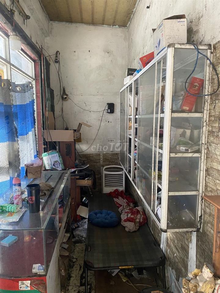Nhà nhỏ mặt tiền vỉ hè rộng