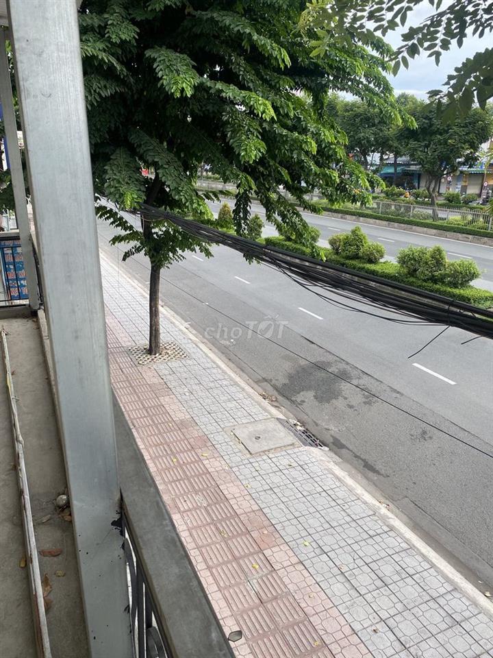 Nhà nhỏ mặt tiền vỉ hè rộng