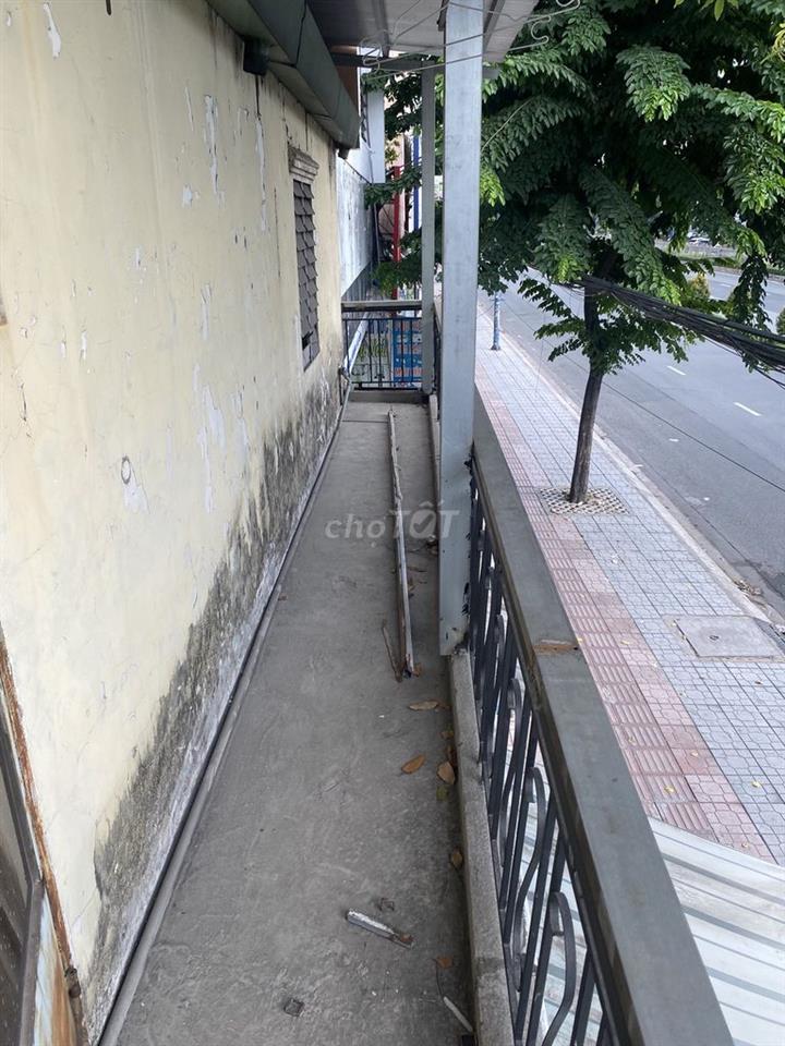 Nhà nhỏ mặt tiền vỉ hè rộng