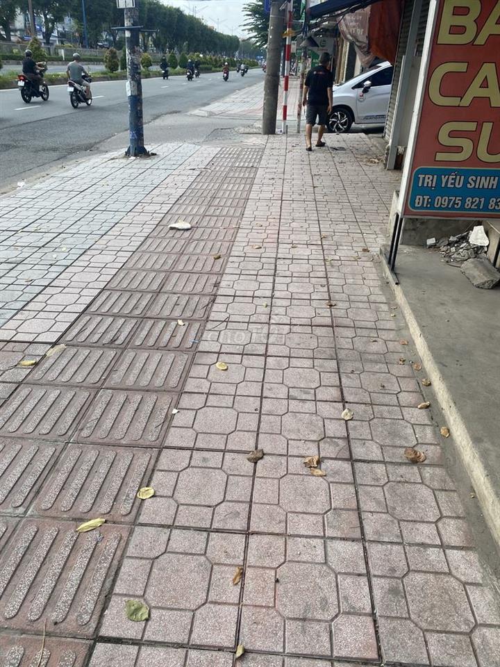 Nhà nhỏ mặt tiền vỉ hè rộng