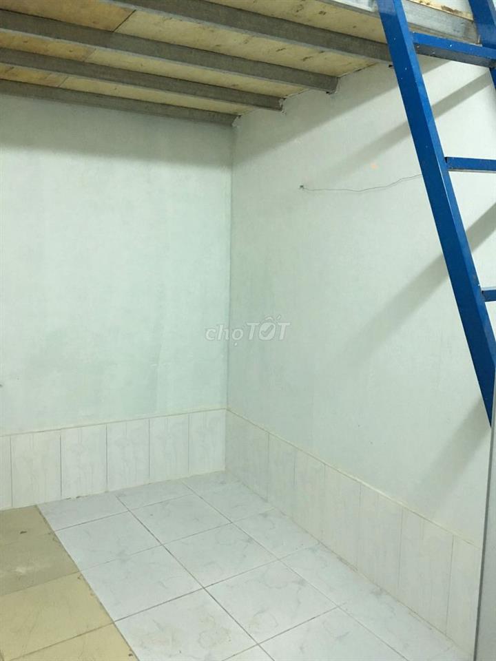 Phòng trống ở 2 người, gác, kệ bếp wc riêng. Khu an ninh yên tĩnh