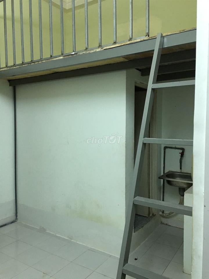 Phòng trống ở 2 người, gác, kệ bếp wc riêng. Khu an ninh yên tĩnh