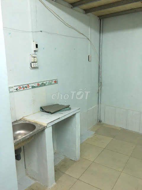 Phòng trống ở 2 người, gác, kệ bếp wc riêng. Khu an ninh yên tĩnh