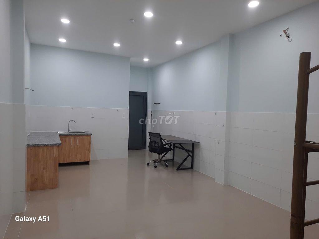 Phòng trọ ban công 36m2 mặt tiền đường, gần siêu thị và ĐH Công nghiệp