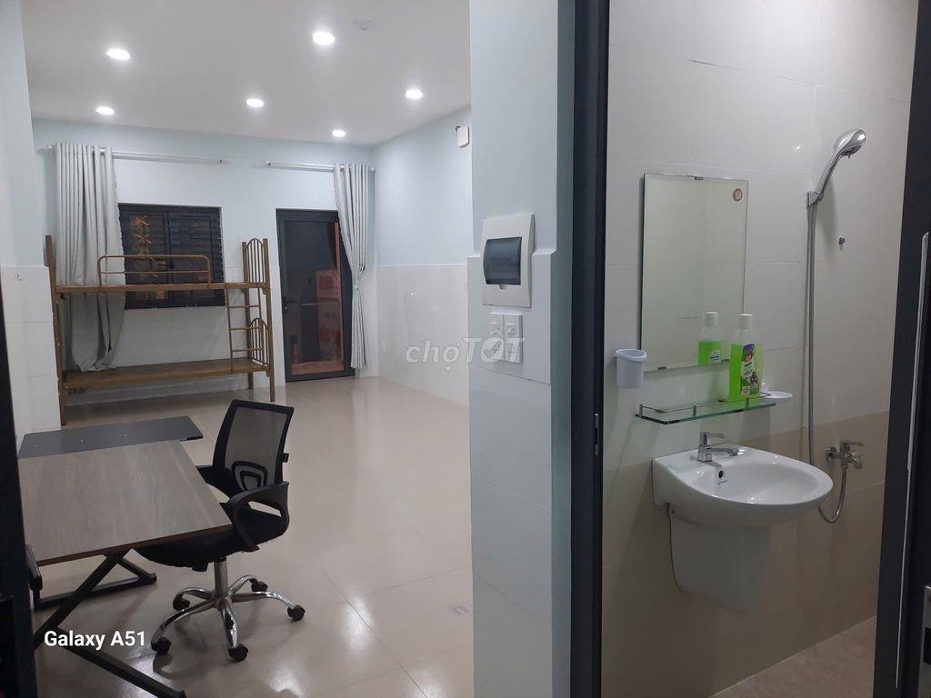 Phòng trọ ban công 36m2 mặt tiền đường, gần siêu thị và ĐH Công nghiệp