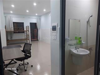 Phòng trọ ban công 36m2 mặt tiền đường, gần siêu thị và ĐH Công nghiệp