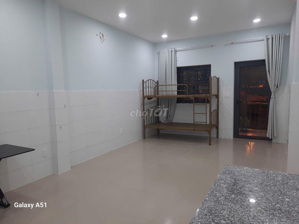 Phòng trọ ban công 36m2 mặt tiền đường, gần siêu thị và ĐH Công nghiệp