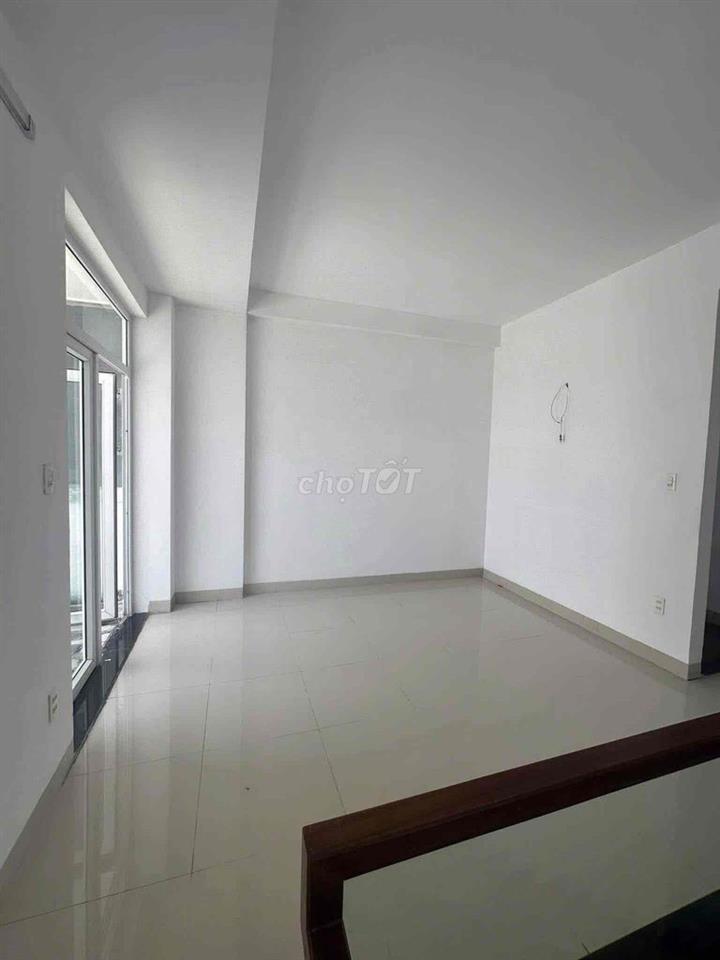 nhà 3 tầng sát biển Bầu Năng 1
