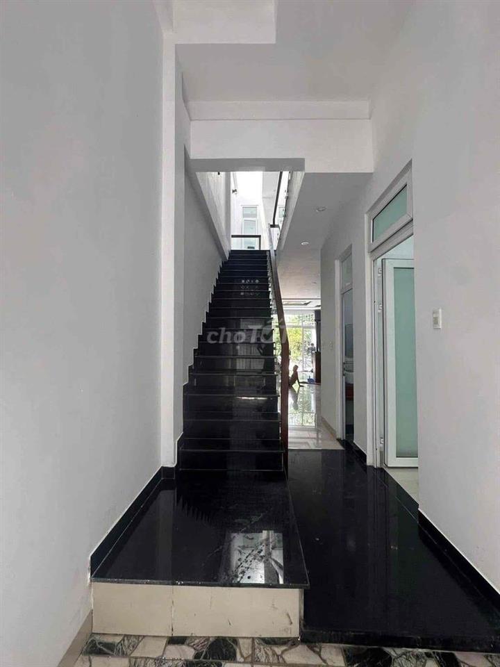 nhà 3 tầng sát biển Bầu Năng 1